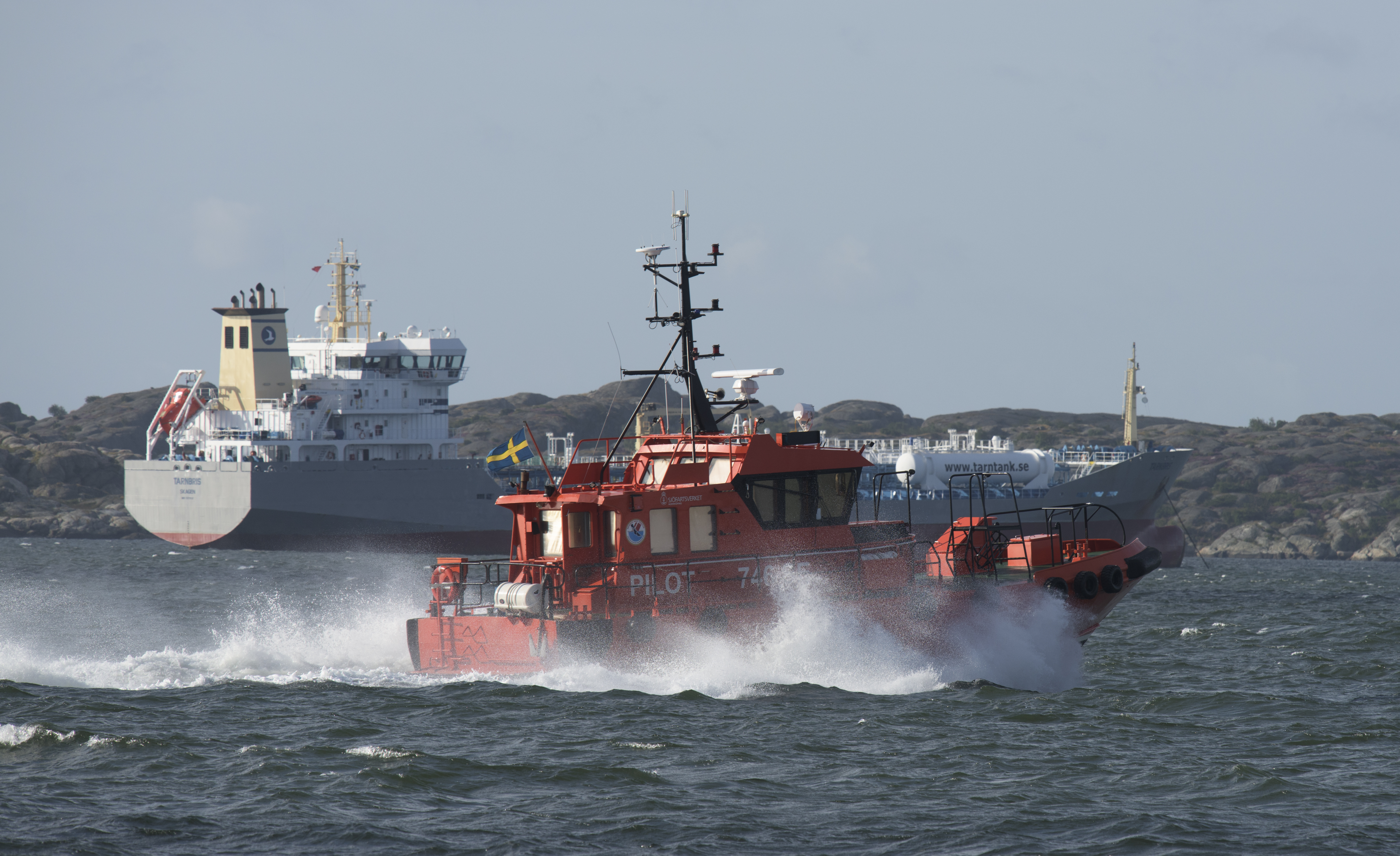 Lotsbåt på väg till fartyg i Göteborgs hamn